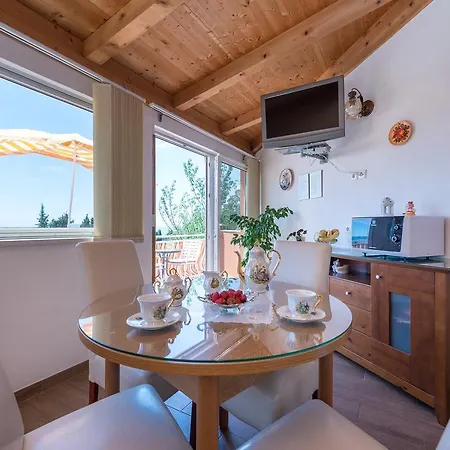 House Jelena Πανσιόν 3*