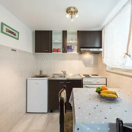 Πανσιόν House Jelena 3*