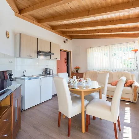 Konukevi House Jelena 3*